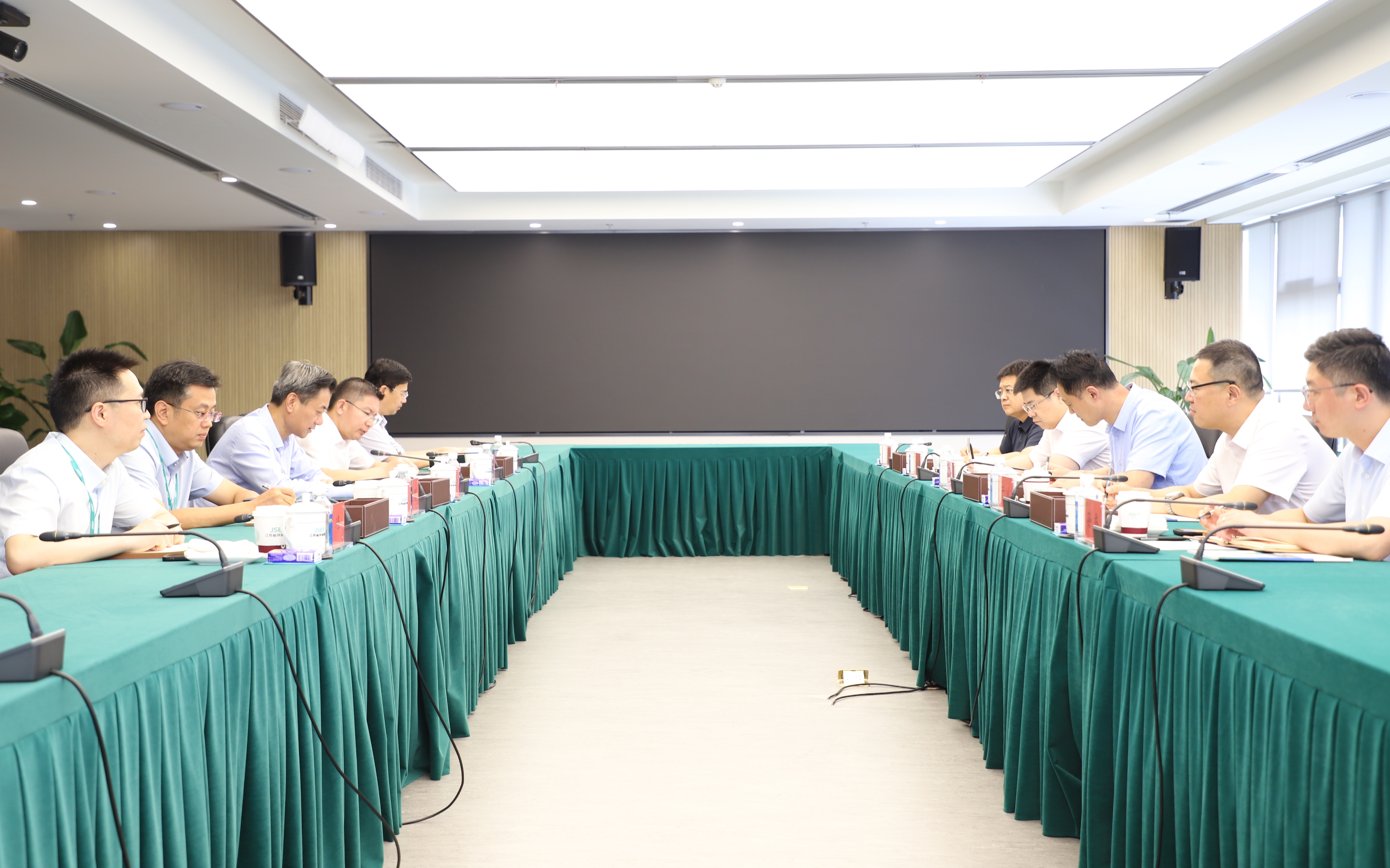 集團黨委書記、董事長王利一行到江蘇省環保集團座談交流