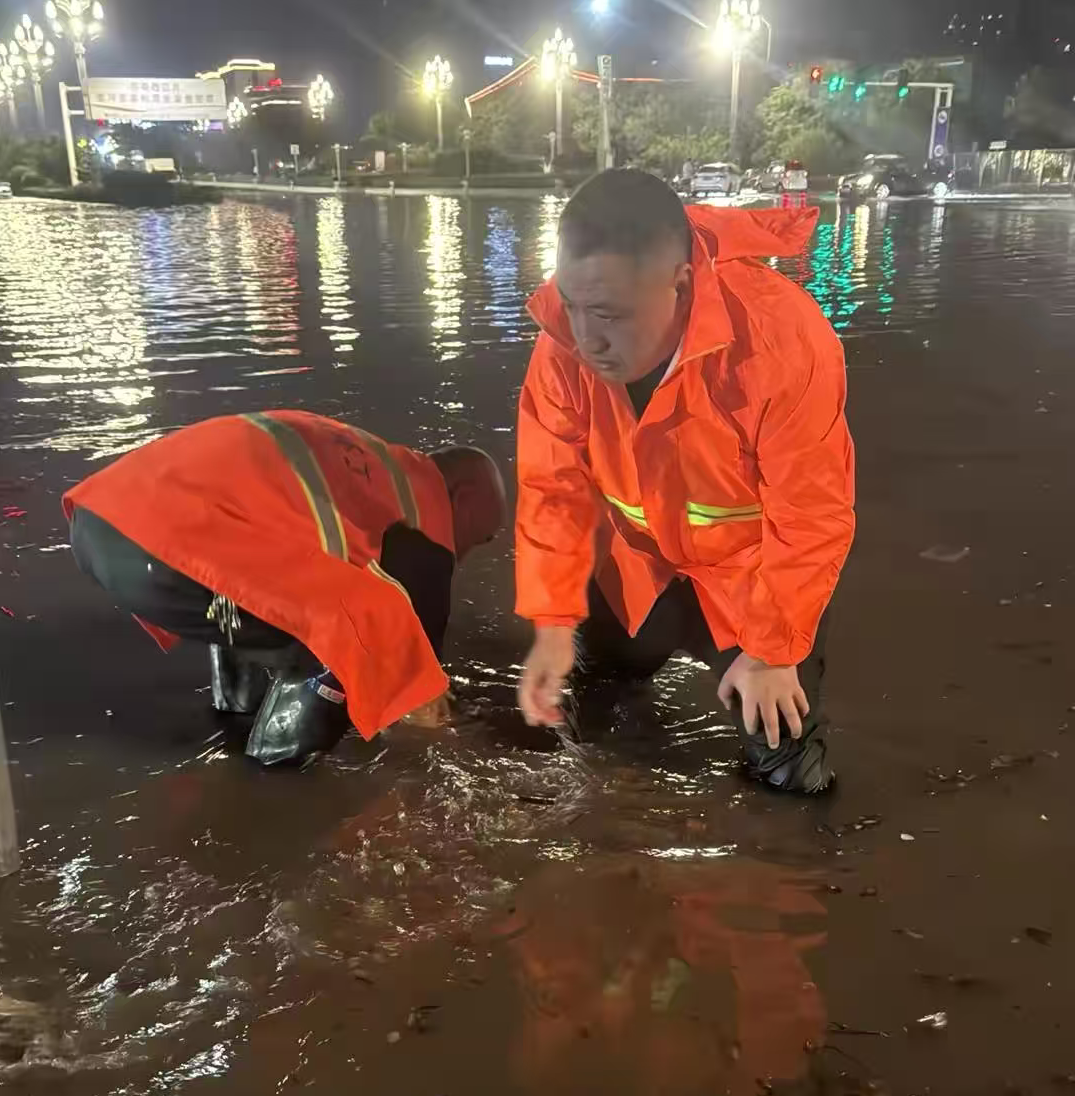 1758494132158.png 神州環(huán)境副總經(jīng)理孔凡超帶領環(huán)衛(wèi)團隊在雨中疏通下水道口.png