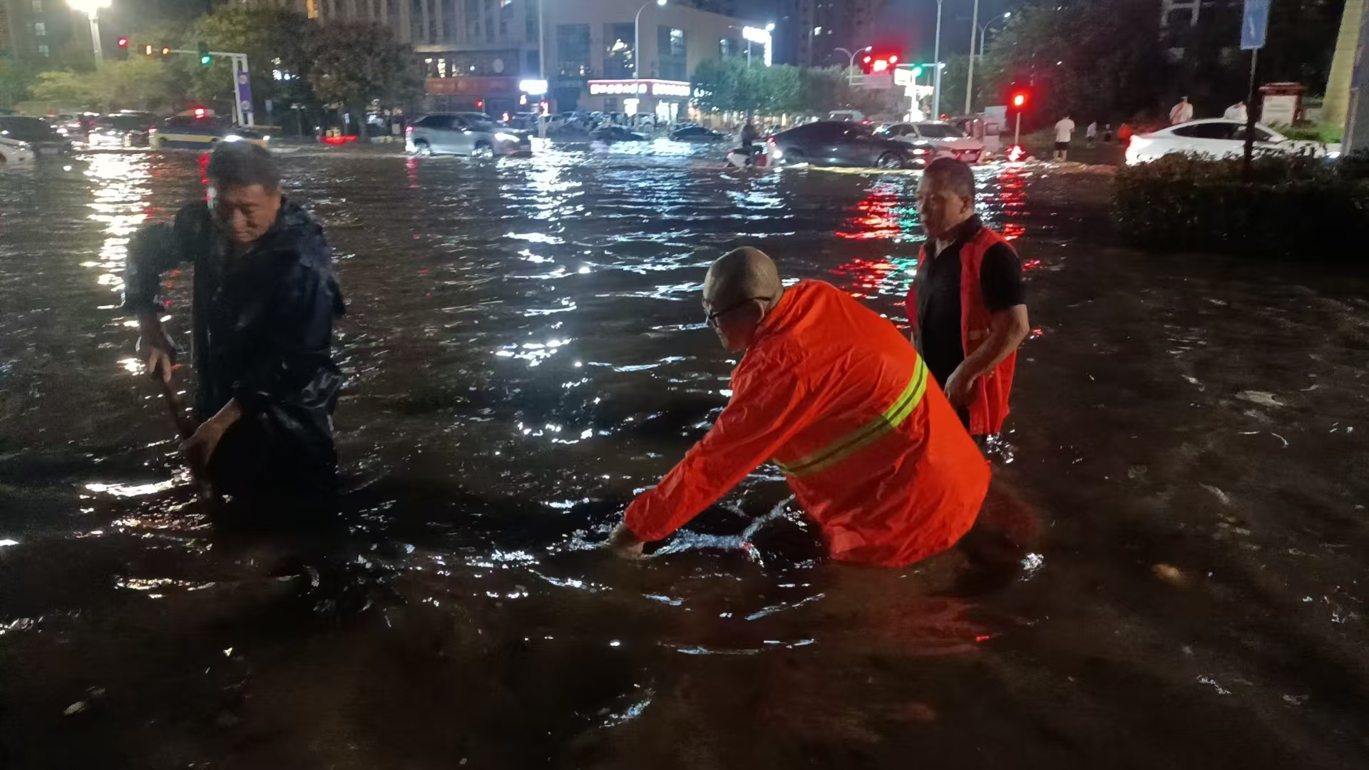 1758494177962.jpg 神州環(huán)境項目部車隊長王建學(左)、巡查員劉禎(中)現(xiàn)場清理下水道口雜物.jpg